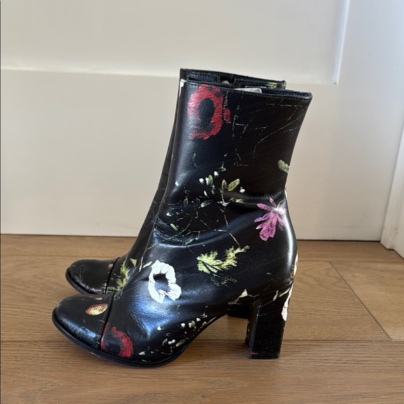 GRAFFITI- Women’s  Black Leather Floral Ankle Boots- Sz 7 - Picture 4 of 9